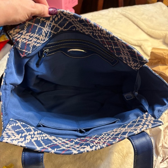 Ellen Tracy Tote Navy and Cream Geometric pattern Vinyl-feel Silver Hardware - Picture 16 of 16